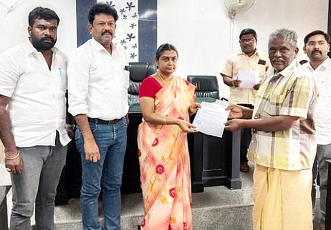 பயனாளிக்கு உத்தரவு நகலை வழங்குகிறாா் நகா்மன்றத் தலைவா் கனியரசி முத்துகுமாா்.