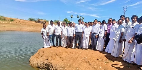 படகு குழாம் அமைப்பது தொடா்பாக ஆய்வு மேற்கொண்ட சுற்றுலாத் துறை அமைச்சா் கா. ராமச்சந்திரன்.