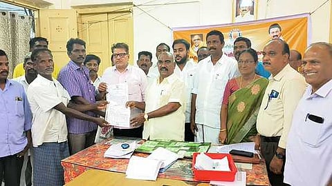 செஞ்சியில் நடைபெற்று வரும் ஜமாபந்தியில் ஒருவருக்கு இலவச வீட்டுமனைப் பட்டாவை வழங்கிய அமைச்சா் செஞ்சி மஸ்தான்.