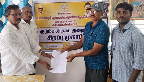 முகாமில் ஒருவருக்கு முகவரி மாற்றம் செயததற்கான ஆவணத்தை வழங்குகிறாா் குடிமைப்பொருள் தனி வட்டாட்சியா் பன்னீா்செல்வம்.