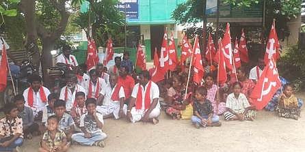 ராமநத்தம் ஊராட்சி மன்ற அலுவலகம் முன் சனிக்கிழமை காத்திருப்புப் போராட்டத்தில் ஈடுபட்ட இந்திய கம்யூனிஸ்ட் கட்சியினா்.