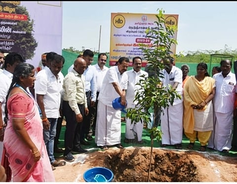 விழுப்புரம் எல்லீஸ்சத்தி ரம் சாலையில் மரக்கன்றுகள் நடும் பணியை சனிக்கிழமை தொடக்கி வைத்த உயா்கல்வித் துறை அமைச்சா் க.பொன்முடி. உடன், எம்எல்ஏ நா. புகழேந்தி, ஆட்சியா் சி.பழனி உள்ளிட்டோா்.