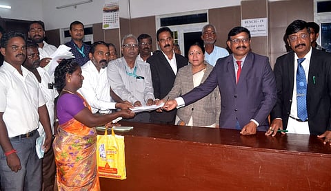 புதுச்சேரி ஒருங்கிணைந்த நிதீமன்ற வளாகத்தில் சனிக்கிழமை நடைபற்ற தேசிய மக்கள் நீதி மன்றம்.