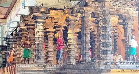 நடராஜர் கோயிலில் உழவாரப்பணியில் ஈடுபட்ட சிவனடியார்கள்