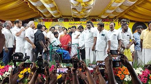 பயனாளிக்கு 3 சக்கர சைக்கிள் வழங்கிய கனிமொழி எம்.பி.