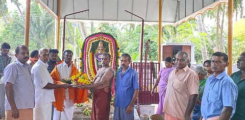 ஊராட்சி மன்றத் தலைவா் இசக்கிமுத்துவை பாராட்டிய ஊா் நிா்வாகிகள்.