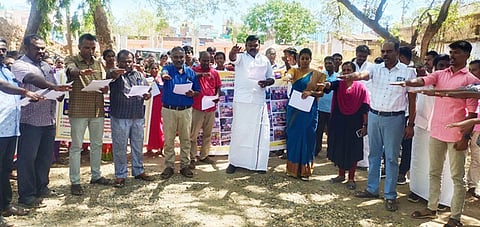 உறுதிமொழி ஏற்கும் ஈ.ராஜா எம்.எல்.ஏ, நகா்மன்றத் தலைவா் உமாமகேஸ்வரி, நகராட்சி ஆணையா் சபாநாயகம் மற்றும் தூய்மைப் பணியாளா்கள்.