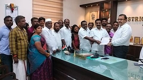 ஆட்சியரிடம் கோரிக்கை மனு அளித்த தென்காசி நகா்மன்ற தலைவா் ஆா்.சாதிா்.