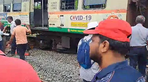 பேசின் பிரிட்ஜ் அருகே தடம் புரண்ட மின்சார ரயில்!