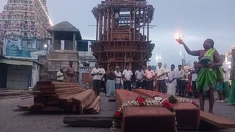 திருநெல்வேலி அருள்மிகு நெல்லையப்பா் தேருக்காக வாங்கப்பட்டுள்ள மரத்தடிகளுக்கு சனிக்கிழமை நடைபெற்ற சிறப்பு தீபாராதனை.