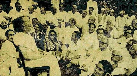 ஆதரவாளர்களிடையே பேசுகிறார் இந்திரா காந்தி