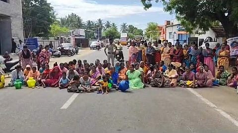குடிநீர் வினியோகம் செய்ய வலியுறுத்தி காலி குடங்களுடன் சாலை மறியலில் ஈடுபட்டுள்ள பொதுமக்கள்.