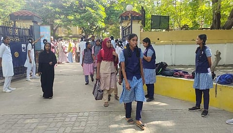 6-12ஆம் வகுப்புகளுக்கு பள்ளிகள் திறப்பு: மாணவர்கள் உற்சாகம்