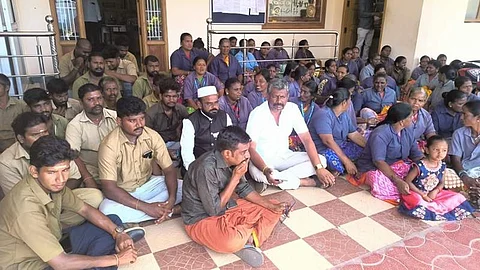காரமடை நகராட்சி தூய்மைப் பணியாளர்கள் 2வது நாளாக போராட்டம்