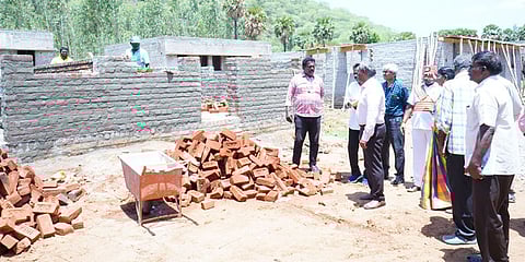 இலங்கை தமிழா்கள் குடியிருப்பு கட்டடம் கட்டுமானப் பணி -ஆட்சியா் ஆய்வு