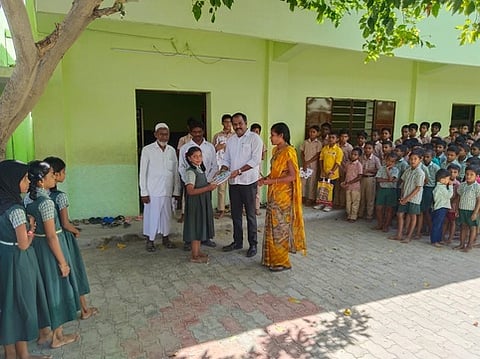 பள்ளி மாணவா்களுக்கு வரவேற்பு