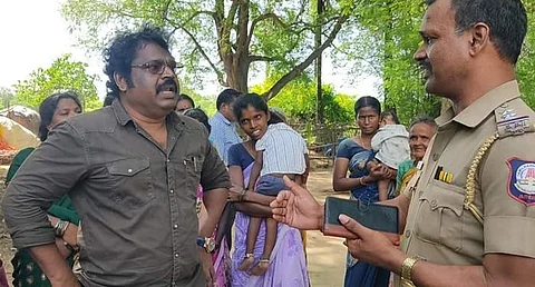 விழுப்புரம் மாவட்டம் மேல் பாதி கிராமத்தில் கிராம பெண்களிடம் பேச முயன்ற வ.கௌதமனை தடுத்து நிறுத்திய போலீசார்.