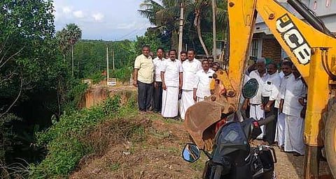 நெய்யாறு இடதுகரை கால்வாயில் ரூ.80 லட்சத்தில் பக்கச் சுவா்- பணியை தொடங்கிவைத்தாா் அமைச்சா் மனோ தங்கராஜ்