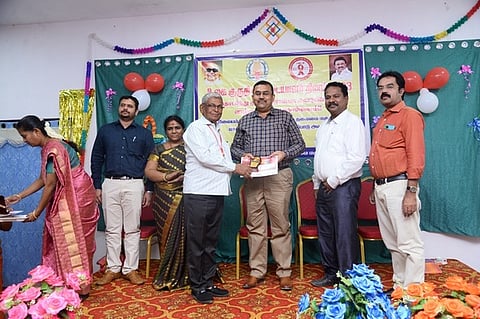 ரத்த தானம் வழங்கியோருக்கு ஆட்சியா் பாராட்டு