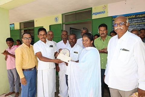 தோ்வில் அதிக மதிப்பெண்பெற்றவா்களுக்கு பாராட்டு