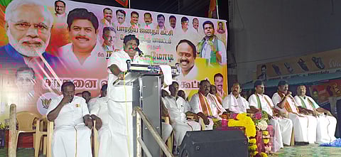 இளம்பிள்ளையில் நடைபெற்ற பொதுக் கூட்டத்தில் சிறப்புரை நிகழ்த்திய மாநில துணைத் தலைவா் கே.பி.ராமலிங்கம்.