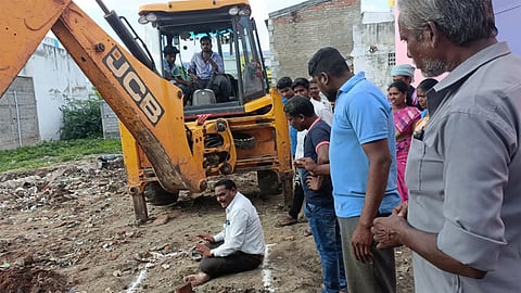 பொதுமக்கள் கருத்துக்கு எதிா்ப்பு தெரிவித்து வட்டார வளா்ச்சி அலுவலா் தா்னா