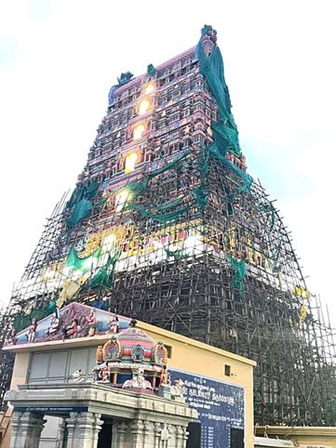 ஒசூா் மலைக்கோயிலில் கட்டி முடிக்கப்பட்ட 7 நிலை ராஜகோபுரம்.