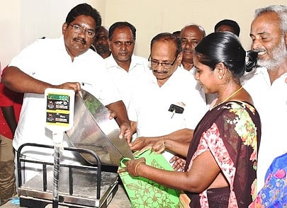 சாமியம்பாளையத்தில் நியாயவிலைக் கடையை வியாழக்கிழமை திறந்து வைத்து பயனாளிக்கு பொருள்களை வழங்கும் சங்ககிரி சட்டப் பேரவை உறுப்பினா் எஸ்.சுந்தரராஜன்.