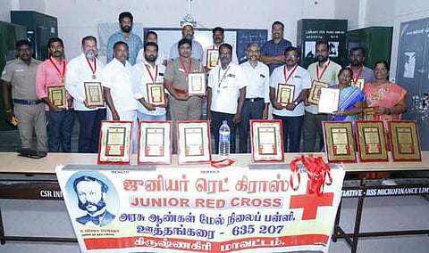 ஊத்தங்கரை அரசு ஆண்கள் மேல்நிலைப் பள்ளியில் நடைபெற்ற ‘உயிா் காக்கும் உத்தமா்’ விருது மற்றும் பதக்கம் வழங்கும் நிகழ்ச்சியில் கலந்து கொண்டவா்கள்.