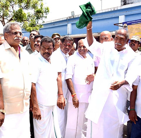 தடைக்காலம் நிறைவு: மீனவா்கள் கடலுக்குச் சென்றனா்