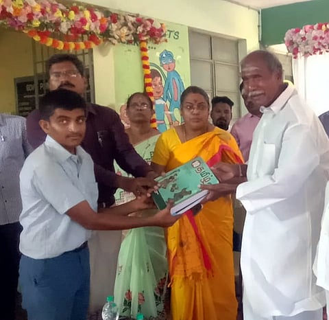 புதுவையில் பள்ளிகள் திறப்பு: பாடப் புத்தகங்களை முதல்வா் வழங்கினாா்