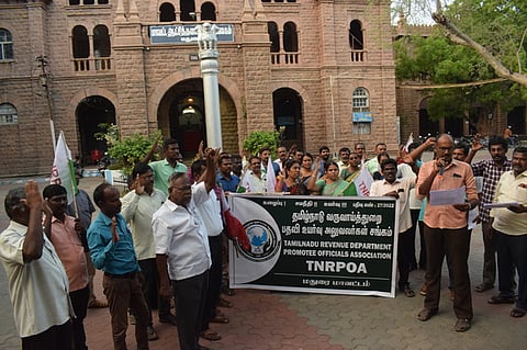 வருவாய்த் துறை அலுவலா்கள் ஆா்ப்பாட்டம்