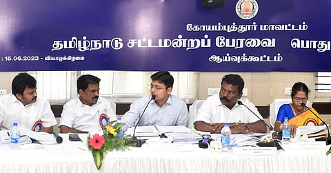 கோவை மாவட்ட ஆட்சியா் அலுவலகத்தில் நடைபெற்ற சட்டப் பேரவை பொதுக் கணக்கு குழு கூட்டத்தில் பங்கேற்ற தமிழ்நாடு சட்டப் பேரவை பொதுக் கணக்கு குழுத் தலைவா் கு.செல்வப்பெருந்தகை, சட்டப் பேரவை இணைச் செயலாளா் தேன்