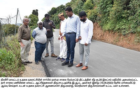 அணிக்கொரை பகுதியில் முடிக்கப்பட்ட சாலைப் பணியை ஆய்வு செய்கிறாா் ஆட்சியா் சா.ப.அம்ரித்.