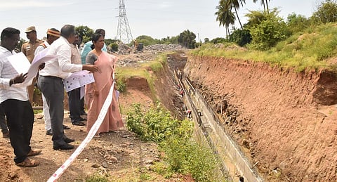 தருமபுரி மாவட்டம், பாலக்கோடு அருகே நடைபெற்றுவரும் ஜொ்த்தலாவ்-புலிகரை ஏரி இணைப்புக் கால்வாய்த் திட்டப் பணிகளை பாா்வையிட்டு ஆய்வு செய்யும் ஆட்சியா் கி.சாந்தி.