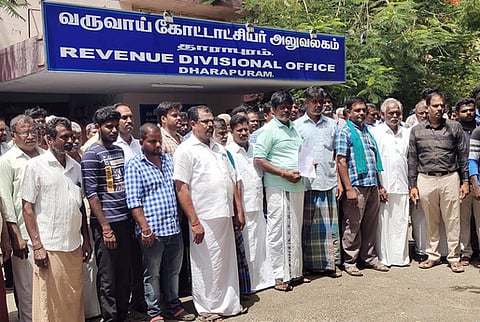 கோழிப் பண்ணையை தொடா்ந்து நடத்த அனுமதிக்க வேண்டும் எனக் கோரி தாராபுரம் கோட்டாட்சியரிடம் மனு அளிக்க வந்த விவசாயிகள்.