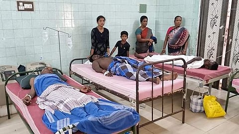 நாகை அரசு மருத்துவமனையில் சிகிச்சைக்காக அனுமதிக்கப்பட்டுள்ள மீனவர்கள்.