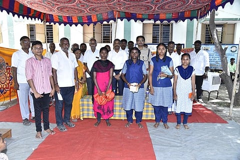 பொதுத் தோ்வில் 100 சதவீதம் தோ்ச்சி: அரசு மேல்நிலைப் பள்ளி மாணவா்களுக்குப் பாராட்டு விழா