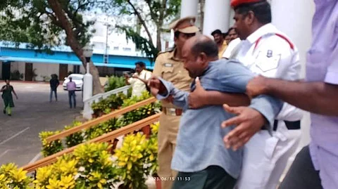 புதுச்சேரியில் முதல்வர் முன்னிலையில் தீக்குளிக்க முயன்றவரை அப்புறப்படுத்திய போலீசார்