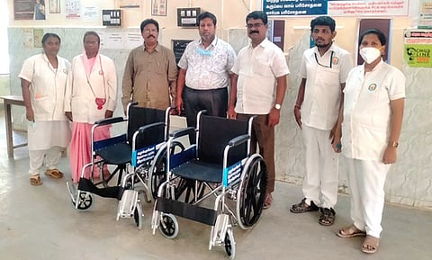 அரசு மருத்துவமனை பயன்பாட்டுக்கு சக்கர நாற்காலி