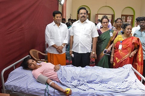 ரத்த தான முகாம்: வேலூா் எம்.பி. தொடங்கி வைத்தாா்