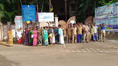 கம்பம் நகராட்சி அலுவலகத்தை முற்றுகையிட்ட தூய்மை பணியாளர்கள்