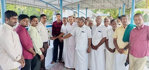 பாசனத்துக்கு தண்ணீரை திறந்து வைக்கும் நீர்வளத் துறை அதிகாரிகள் மற்றும் விவசாயிகள்.