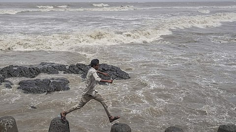 கரையை கடக்காமல் வலுவிழந்த ‘டித்வா’ புயல்! தமிழகத்துக்கு மழை அபாயம் நீங்கியது!