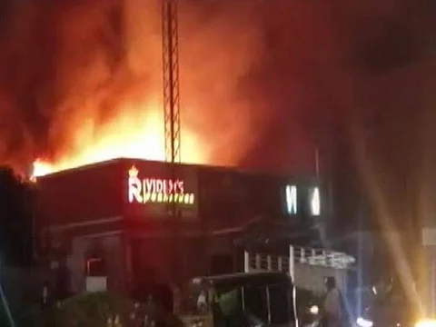 ஹைதராபாத்தில் பர்னிச்சர், துணிக்கடை கிடங்கில் பயங்கர தீ விபத்து!