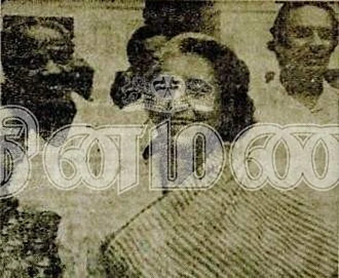 நாடாளுமன்ற காங்கிரஸ் கட்சிக் கூட்டத்துக்கு வரும் இந்திரா காந்தி!