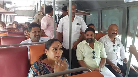 காரைக்கால் கருக்கங்குடி வழிதடத்தில் தமிழ்நாடு அரசு பேருந்து சேவையை தொடங்கி வைத்து பேருந்தில் டிக்கெட் எடுத்து பயணம் செய்த புதுச்சேரி போக்குவரத்துத் துறை அமைச்சர் சந்திர பிரியங்கா