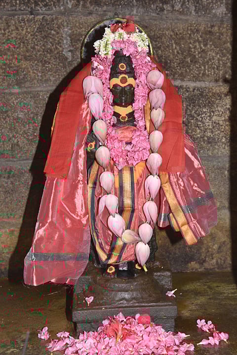 பழனி பெரியநாயகியம்மன் கோயிலில் ஆனி அமாவாசையையொட்டி சிறப்பு அலங்காரத்தில் அருள்பாலித்த சூரியபகவான்