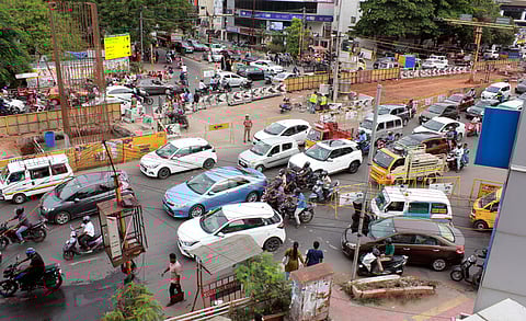 கோவை லட்சுமி மில் சந்திப்பில் சனிக்கிழமை காணப்பட்ட போக்குவரத்து நெரிசல்.