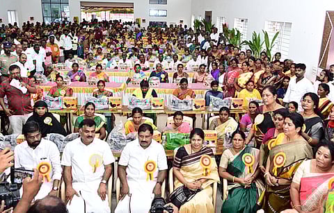 தாராபுரத்தில் நடைபெற்ற நிகழ்ச்சியில் பங்கேற்ற எம்.பி. கனிமொழி. உடன், ஆதிதிராவிடா் நலத் துறை அமைச்சா் என்.கயல்விழிசெல்வராஜ் உள்ளிட்டோா்.